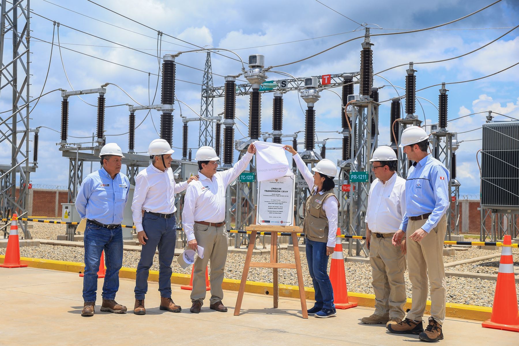 La presidenta de la República, Keiko Fujimori, inauguró en Madre de Dios dos obras de electrificación que beneficiarán a más de 120,000 habitantes. El proyecto comprende 160 kilómetros de líneas de transmisión que integran a la región al Sistema Eléctrico Interconectado Nacional (SEIN). La mandataria destacó que estas obras permitirán contar con energía estable y a menor costo, impulsando el desarrollo de las familias y las actividades productivas. Foto: ANDINA/Prensa Presidencia