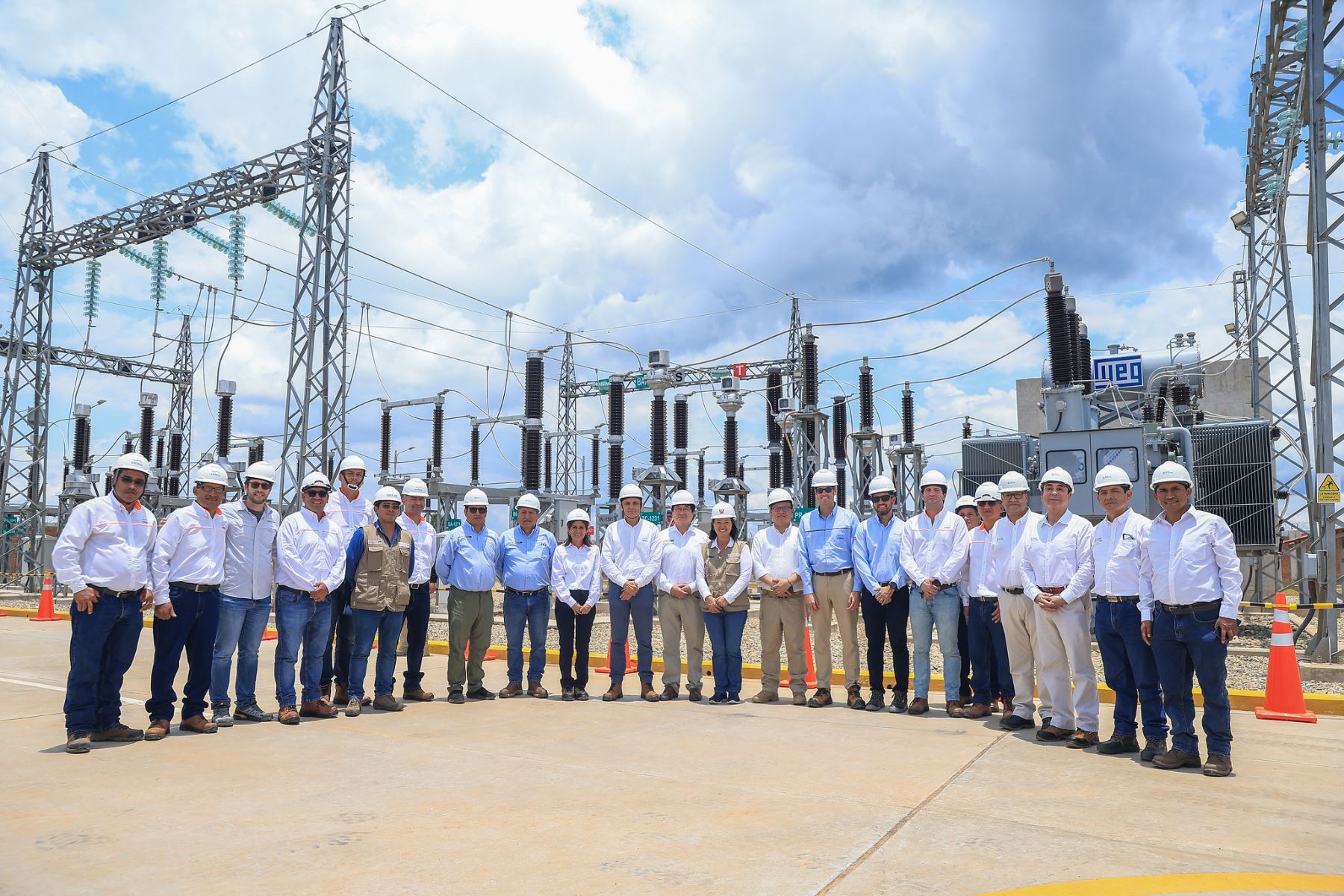 La presidenta de la República, Keiko Fujimori, inauguró en Madre de Dios dos obras de electrificación que beneficiarán a más de 120,000 habitantes. El proyecto comprende 160 kilómetros de líneas de transmisión que integran a la región al Sistema Eléctrico Interconectado Nacional (SEIN). La mandataria destacó que estas obras permitirán contar con energía estable y a menor costo, impulsando el desarrollo de las familias y las actividades productivas. Foto: ANDINA/Prensa Presidencia