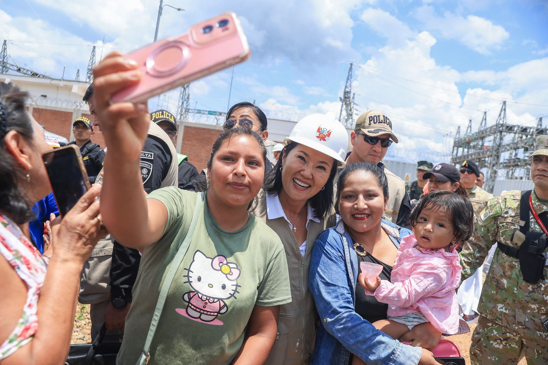 La presidenta de la República, Keiko Fujimori, inauguró en Madre de Dios dos obras de electrificación que beneficiarán a más de 120,000 habitantes. El proyecto comprende 160 kilómetros de líneas de transmisión que integran a la región al Sistema Eléctrico Interconectado Nacional (SEIN). La mandataria destacó que estas obras permitirán contar con energía estable y a menor costo, impulsando el desarrollo de las familias y las actividades productivas. Foto: ANDINA/Prensa Presidencia