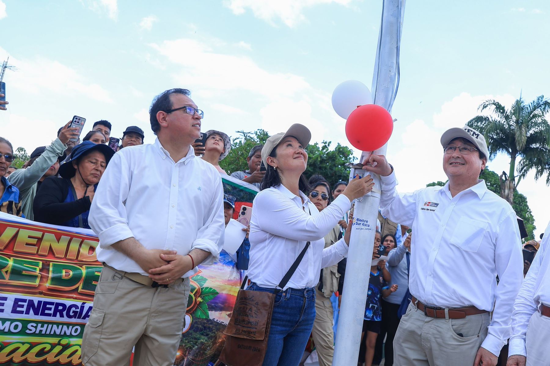 La presidenta de la República, Keiko Fujimori, inauguró en Madre de Dios dos obras de electrificación que beneficiarán a más de 120,000 habitantes. El proyecto comprende 160 kilómetros de líneas de transmisión que integran a la región al Sistema Eléctrico Interconectado Nacional (SEIN). La mandataria destacó que estas obras permitirán contar con energía estable y a menor costo, impulsando el desarrollo de las familias y las actividades productivas. Foto: ANDINA/Prensa Presidencia