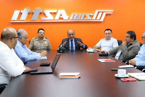 El ministro del Interior, César Astudillo, exhortó a los empresarios del transporte a continuar denunciando casos de extorsión. Foto: Mininter