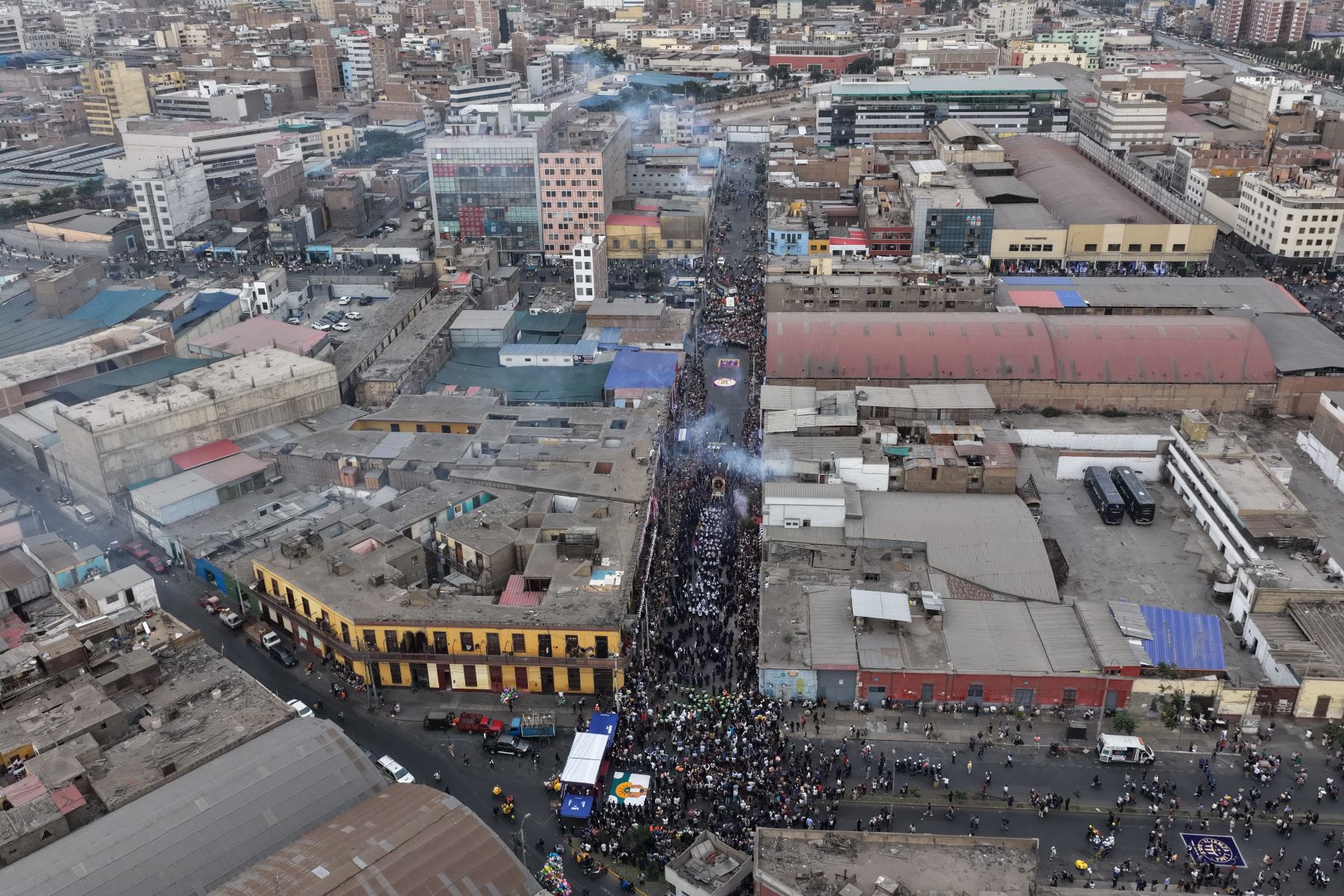 La tercera procesión del Señor de los Milagros continúa durante la tarde por las calles del Cercado de Lima. La venerada imagen recorre la avenida Abancay y el jirón Leticia con dirección al Paseo de la República, acompañada por decenas de fieles, transeúntes e hinchas de Alianza Lima que se suman a esta tradicional manifestación de fe. Foto: ANDINA/Daniel Bracamonte.