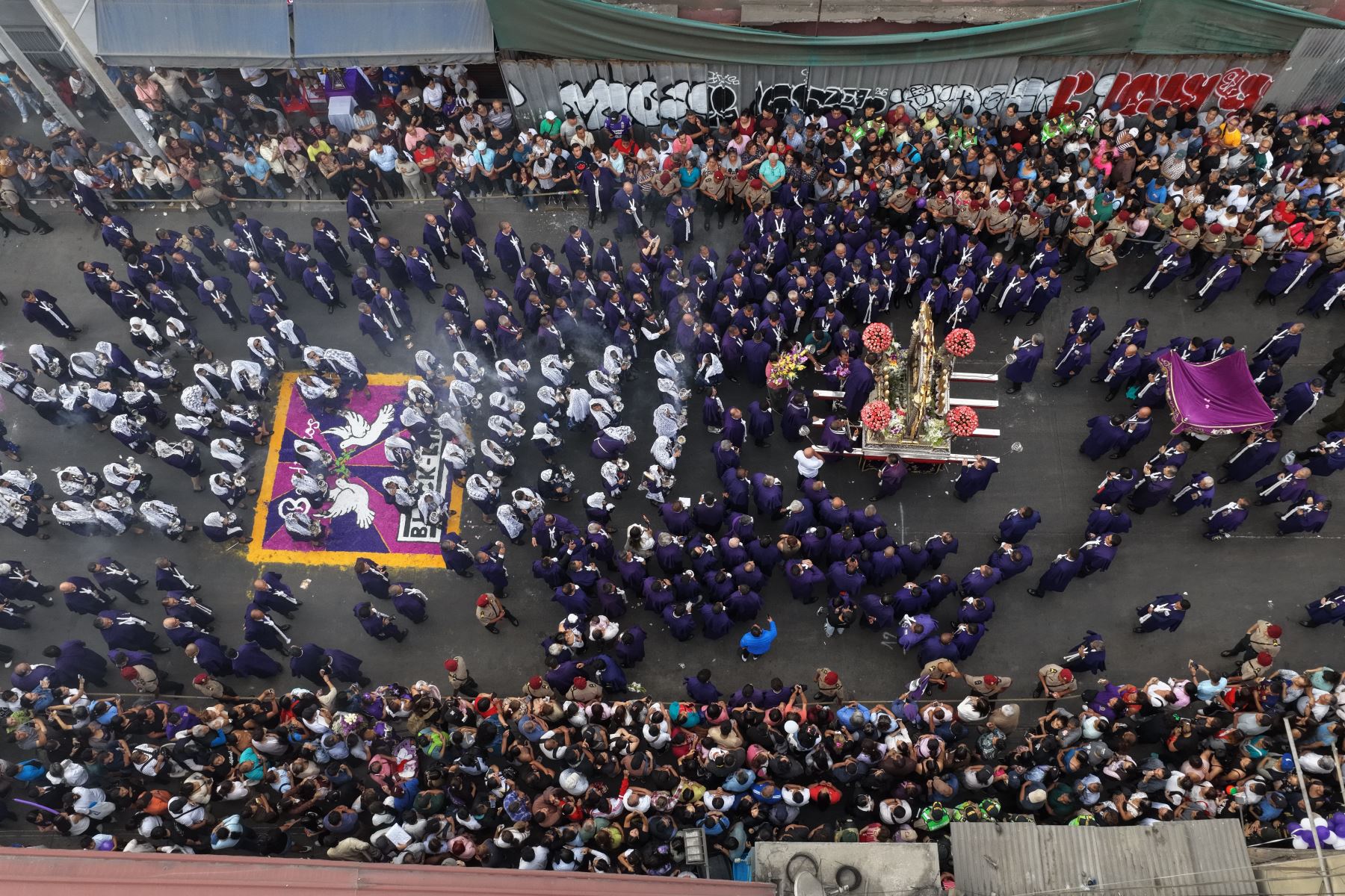 La tercera procesión del Señor de los Milagros continúa durante la tarde por las calles del Cercado de Lima. La venerada imagen recorre la avenida Abancay y el jirón Leticia con dirección al Paseo de la República, acompañada por decenas de fieles, transeúntes e hinchas de Alianza Lima que se suman a esta tradicional manifestación de fe. Foto: ANDINA/Daniel Bracamonte.