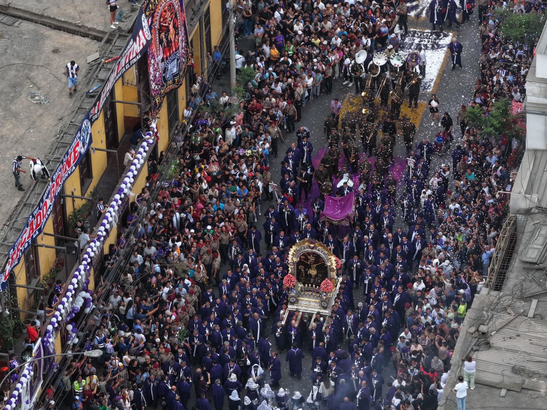 La tercera procesión del Señor de los Milagros continúa durante la tarde por las calles del Cercado de Lima. La venerada imagen recorre la avenida Abancay y el jirón Leticia con dirección al Paseo de la República, acompañada por decenas de fieles, transeúntes e hinchas de Alianza Lima que se suman a esta tradicional manifestación de fe. Foto: ANDINA/Daniel Bracamonte.