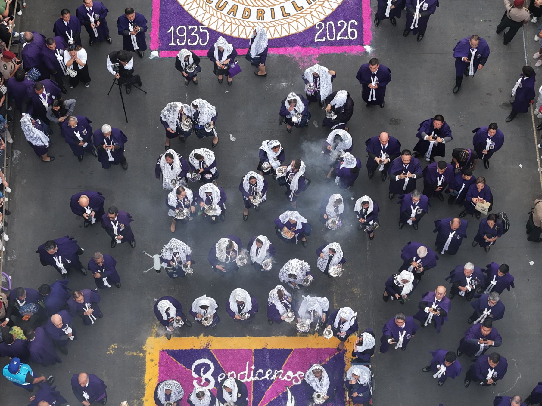 La tercera procesión del Señor de los Milagros continúa durante la tarde por las calles del Cercado de Lima. La venerada imagen recorre la avenida Abancay y el jirón Leticia con dirección al Paseo de la República, acompañada por decenas de fieles, transeúntes e hinchas de Alianza Lima que se suman a esta tradicional manifestación de fe. Foto: ANDINA/Daniel Bracamonte.