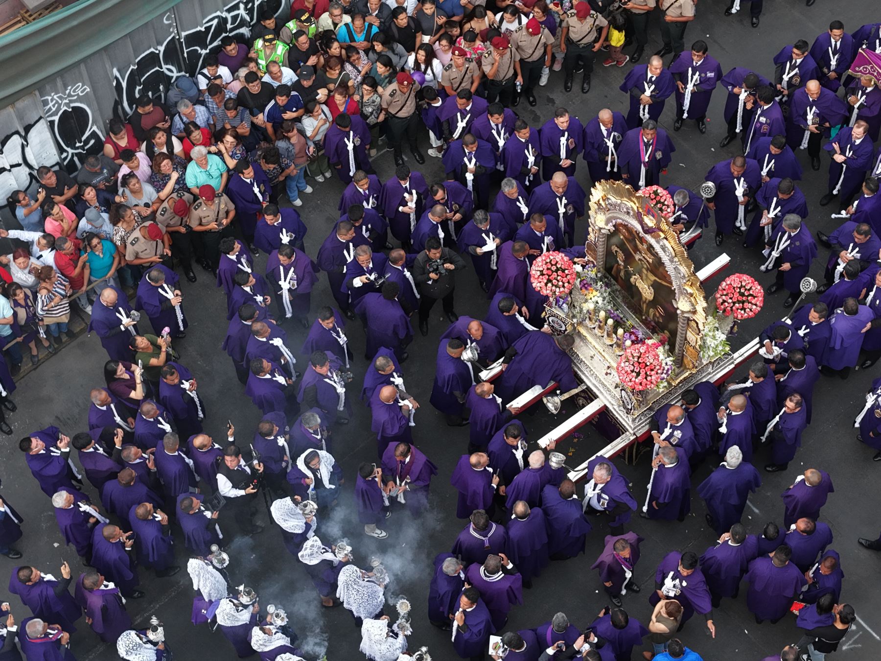 La tercera procesión del Señor de los Milagros continúa durante la tarde por las calles del Cercado de Lima. La venerada imagen recorre la avenida Abancay y el jirón Leticia con dirección al Paseo de la República, acompañada por decenas de fieles, transeúntes e hinchas de Alianza Lima que se suman a esta tradicional manifestación de fe. Foto: ANDINA/Daniel Bracamonte.