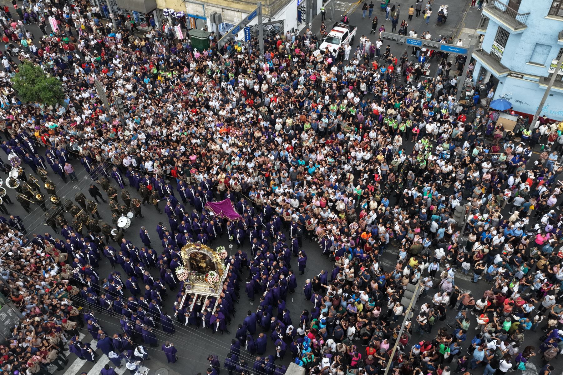 La tercera procesión del Señor de los Milagros continúa durante la tarde por las calles del Cercado de Lima. La venerada imagen recorre la avenida Abancay y el jirón Leticia con dirección al Paseo de la República, acompañada por decenas de fieles, transeúntes e hinchas de Alianza Lima que se suman a esta tradicional manifestación de fe. Foto: ANDINA/Daniel Bracamonte.