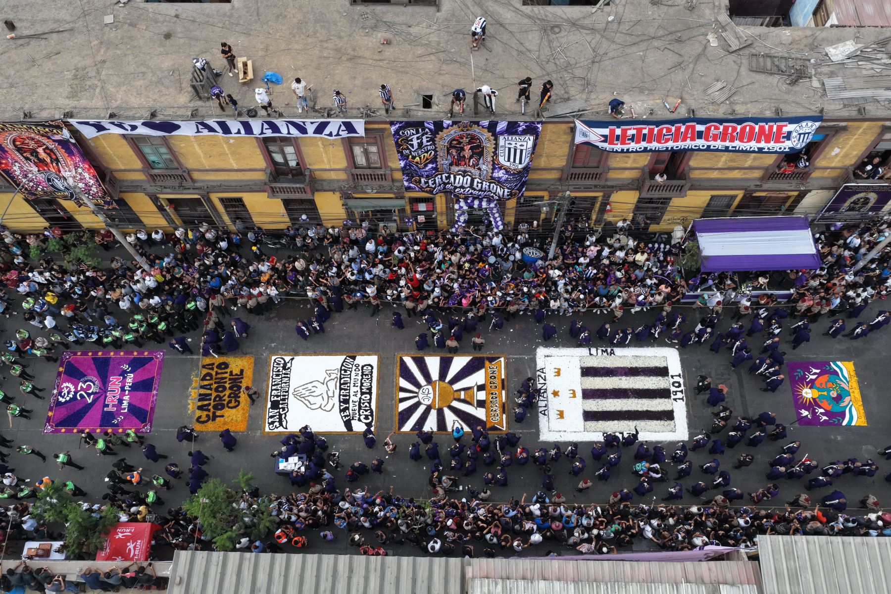 La tercera procesión del Señor de los Milagros continúa durante la tarde por las calles del Cercado de Lima. La venerada imagen recorre la avenida Abancay y el jirón Leticia con dirección al Paseo de la República, acompañada por decenas de fieles, transeúntes e hinchas de Alianza Lima que se suman a esta tradicional manifestación de fe. Foto: ANDINA/Daniel Bracamonte.