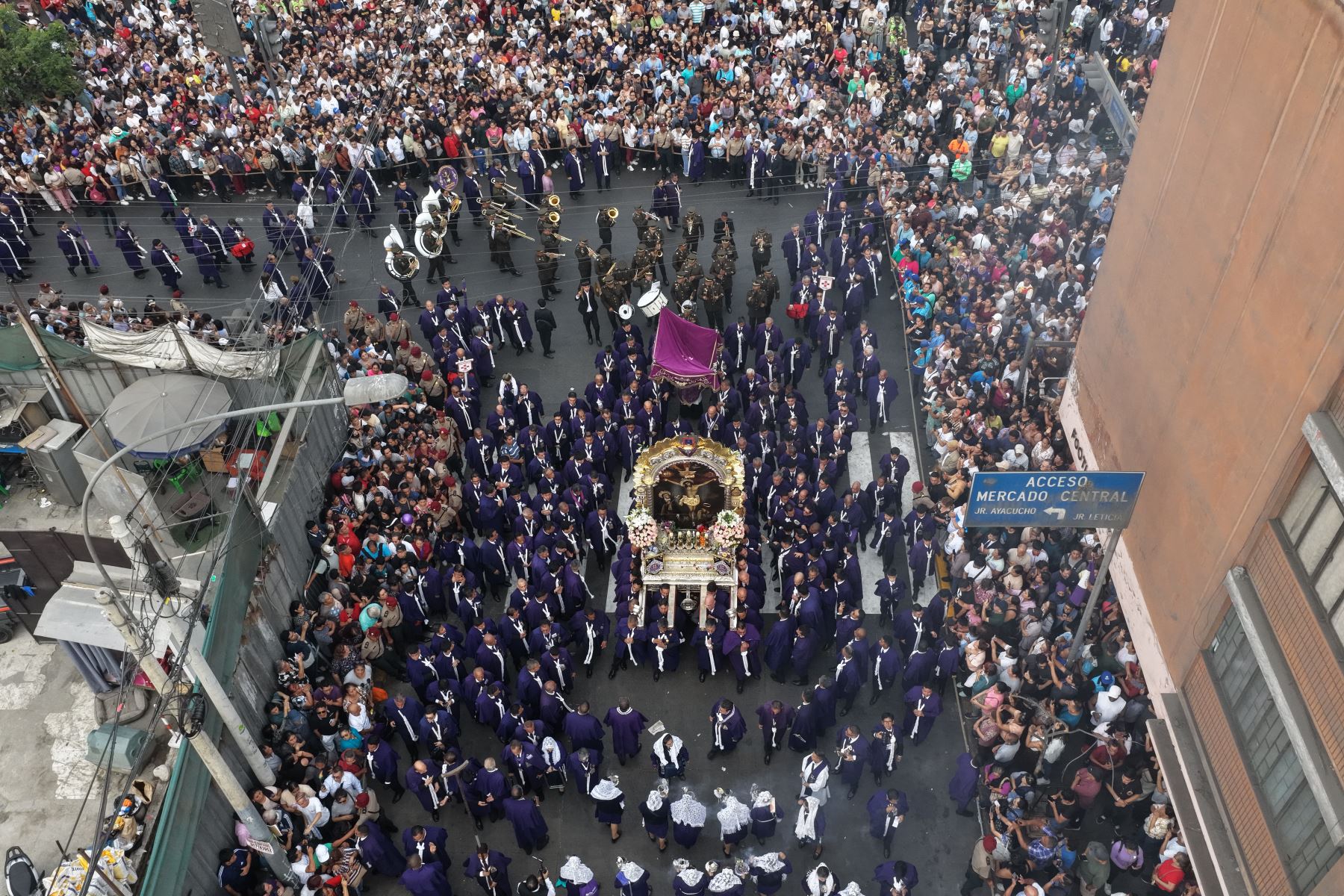 La tercera procesión del Señor de los Milagros continúa durante la tarde por las calles del Cercado de Lima. La venerada imagen recorre la avenida Abancay y el jirón Leticia con dirección al Paseo de la República, acompañada por decenas de fieles, transeúntes e hinchas de Alianza Lima que se suman a esta tradicional manifestación de fe. Foto: ANDINA/Daniel Bracamonte.