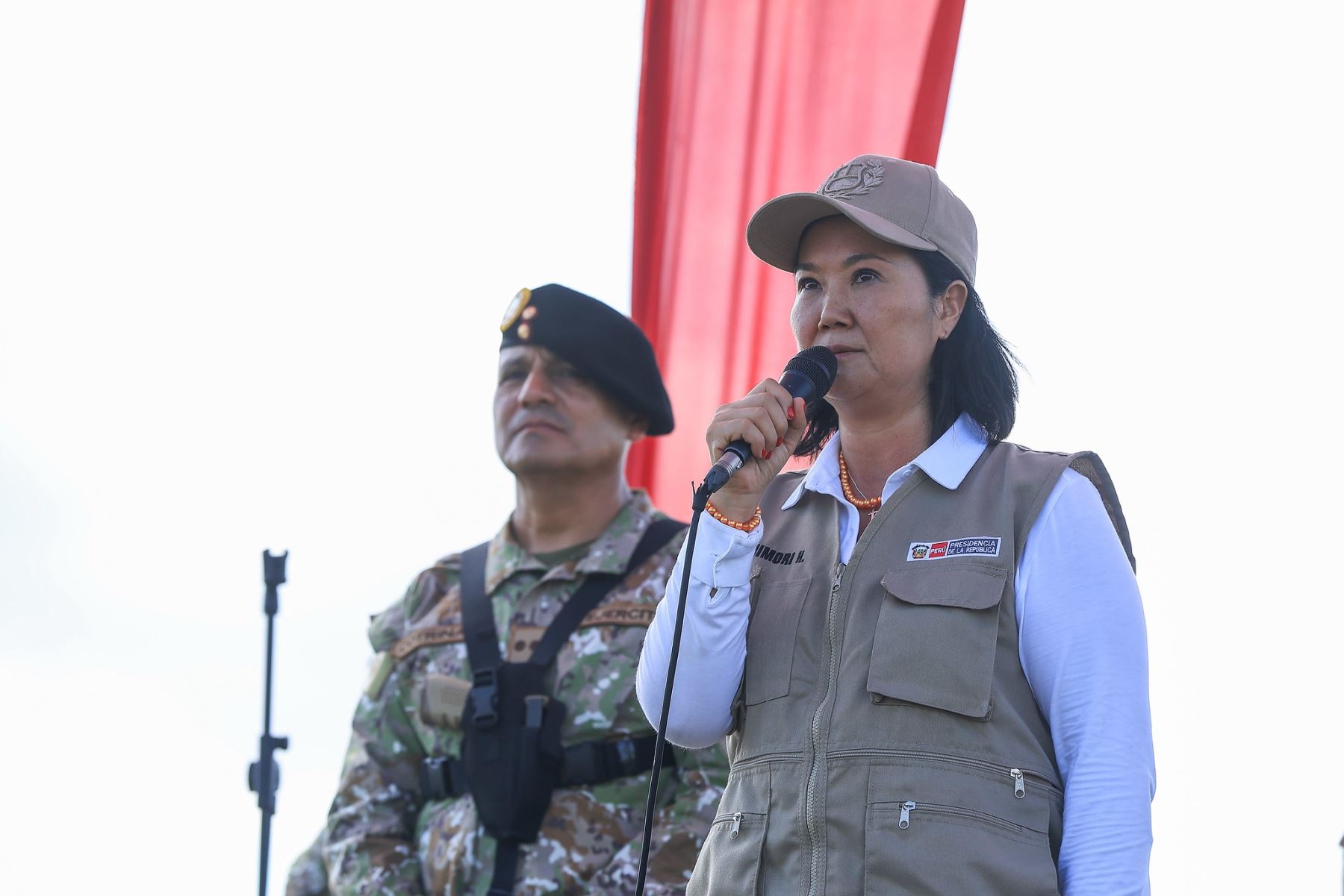 La presidenta de la República, Keiko Fujimori, destacó los avances del Comando Unificado en las acciones destinadas a recuperar el orden, la paz y la tranquilidad en el país. La mandataria afirmó que este esfuerzo viene ganando espacio y reafirmó el compromiso del Gobierno con el fortalecimiento de la seguridad y la lucha contra la delincuencia, mediante el trabajo coordinado de las fuerzas del orden. Foto: ANDINA/Prensa Presidencia.