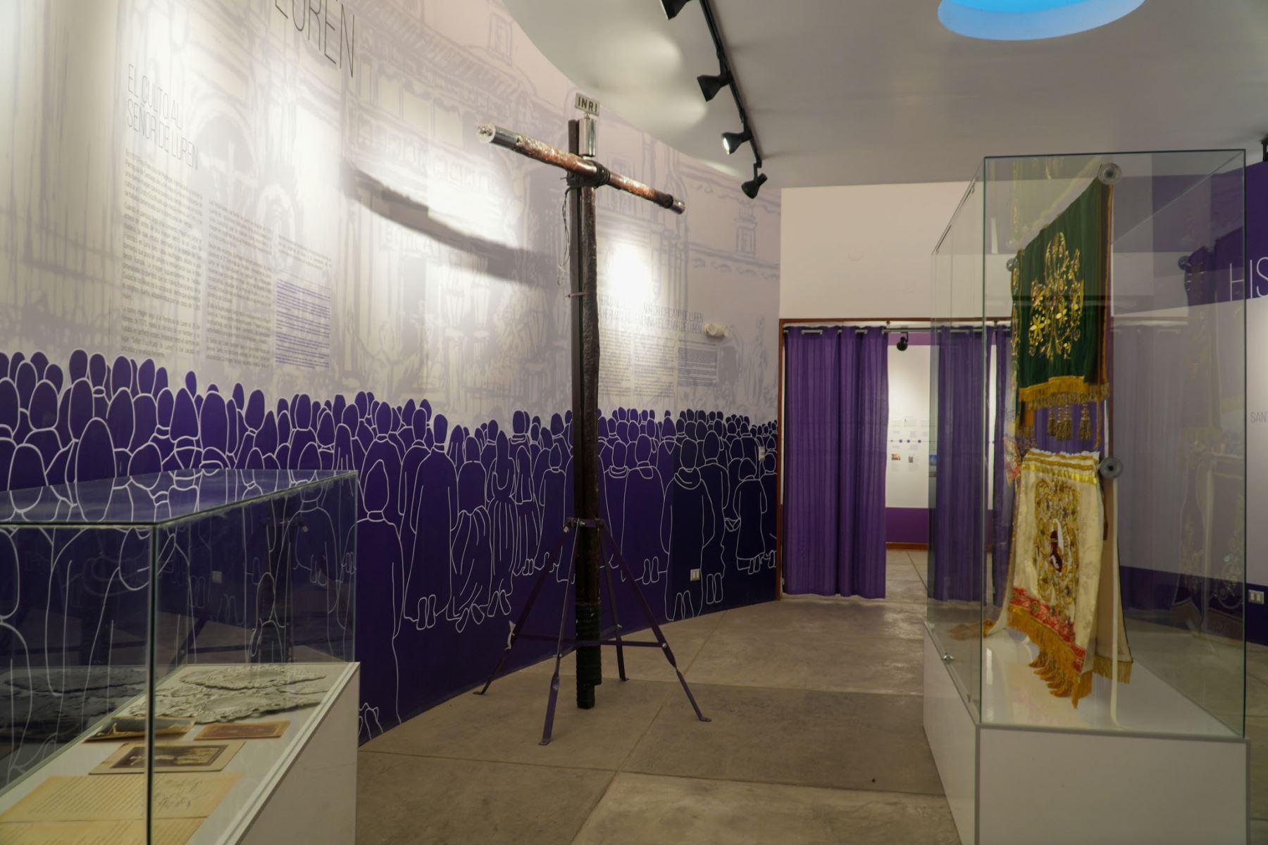 El Centro de Interpretación y Museo Santuario del Señor de Luren exhibe reliquias y ornamentos vinculados con la historia de esta devoción. Entre sus piezas destaca la cruz original que sobrevivió al incendio de 1918, cuando el fuego destruyó la antigua imagen religiosa y su templo. Foto: ANDINA/Genry Bautista.