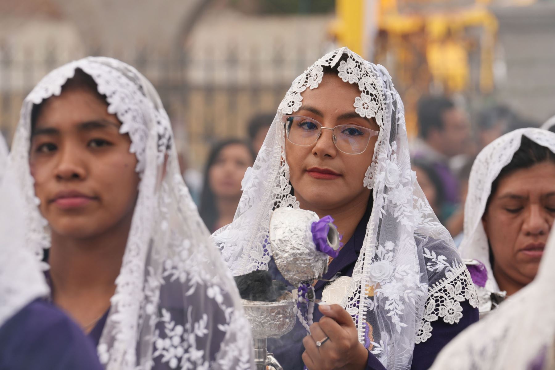 Las sahumadoras participan en la festividad del Señor de Luren, una de las principales celebraciones religiosas de Ica. Durante el recorrido procesional, decenas de ellas se ubican frente al anda para aromatizar y purificar el paso de la sagrada imagen. Foto: ANDINA/Genry Bautista.
