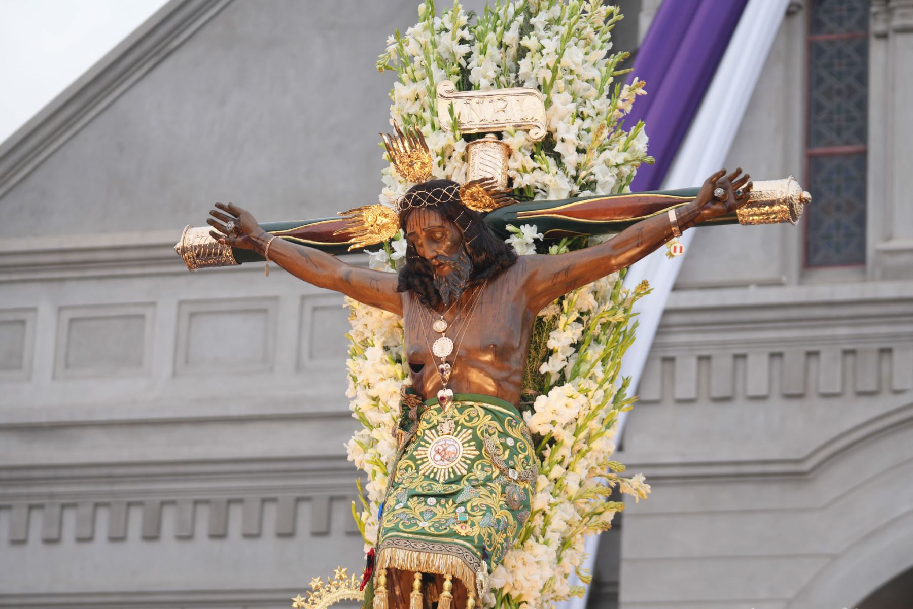 La sagrada imagen del Señor de Luren, adornada con flores, recorre las calles de Ica durante una procesión que se prolongará por 19 horas. Monseñor Héctor Eduardo Vera Colona, obispo de Ica, destacó que este año el recorrido permitirá acercar la imagen a nuevos sectores de la ciudad. Foto: ANDINA/Genry Bautista.