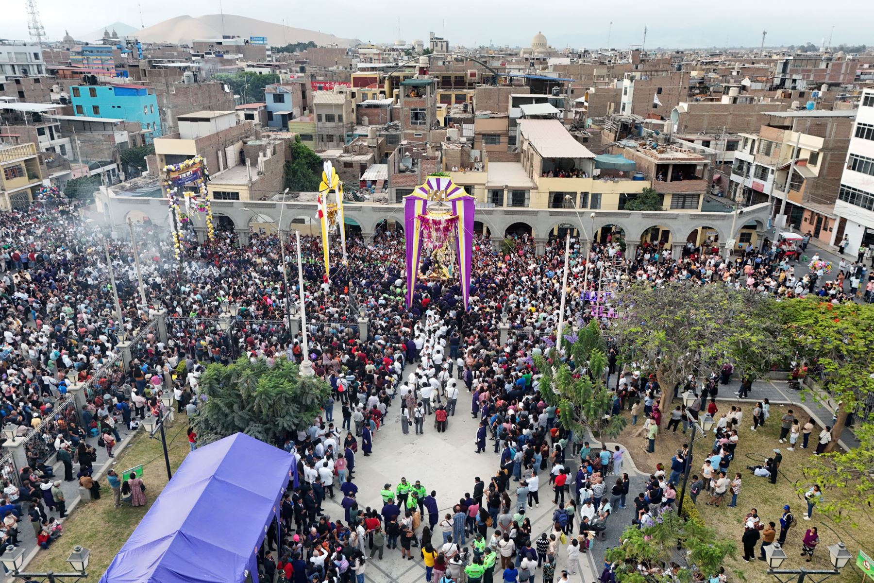 Las calles de Ica congregan a numerosos feligreses durante el recorrido procesional del Señor de Luren. La festividad religiosa incluye homenajes y muestras de devoción organizadas por instituciones y familias, que reciben el paso de la venerada imagen. Foto: ANDINA/Genry Bautista.