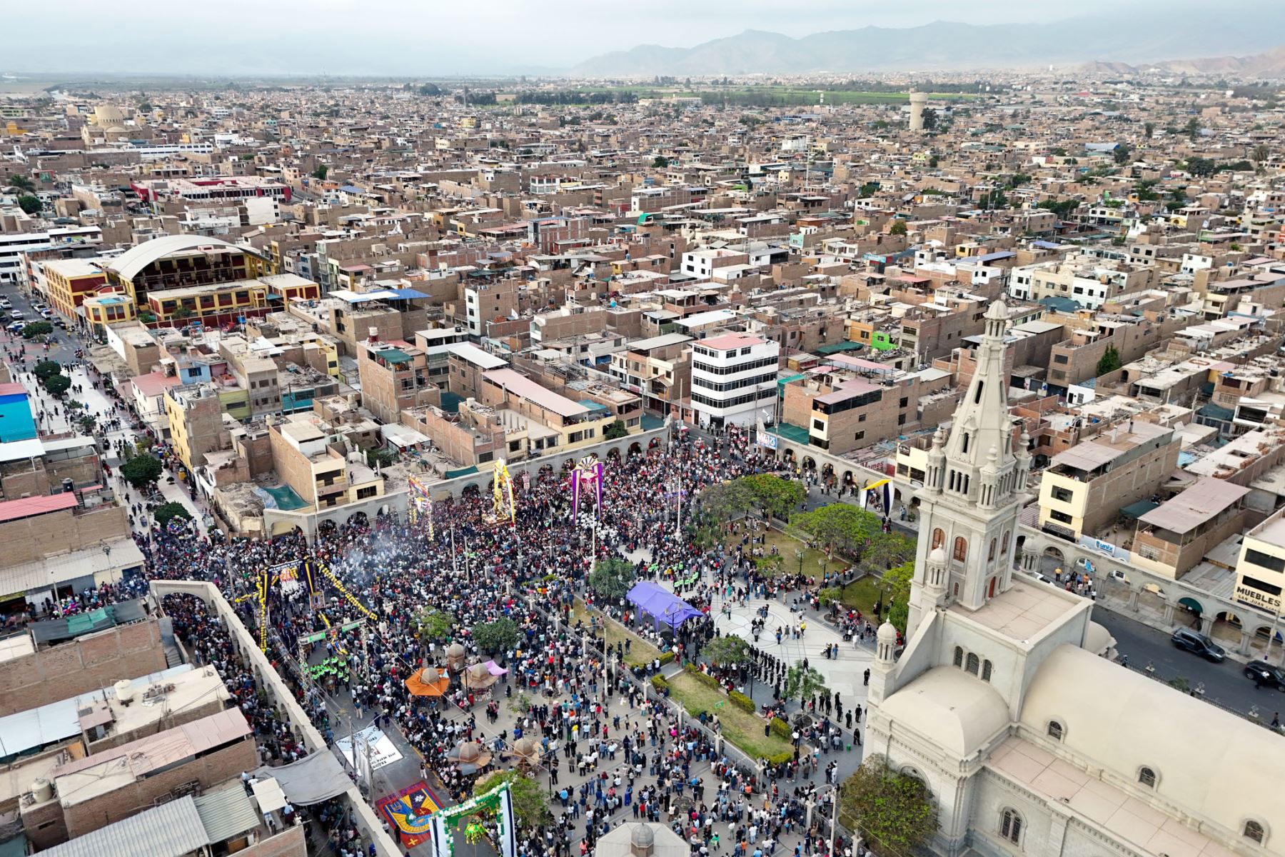 Una vista panorámica muestra la concentración de fieles que acompañan la procesión del Señor de Luren por la ciudad de Ica. El recorrido contempla diferentes calles y avenidas, incluida por primera vez la avenida Siete, ubicada en el distrito de Parcona. Foto: ANDINA/Genry Bautista.