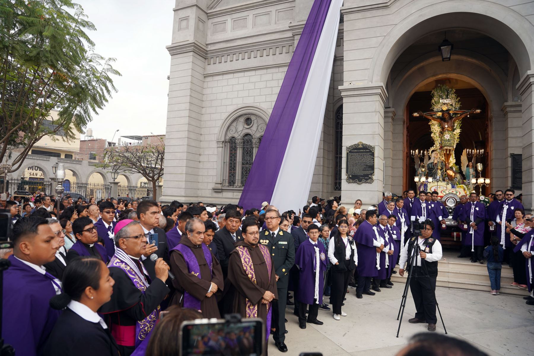Cuadrillas integradas por 52 personas se turnan para cargar en hombros la venerada imagen del Señor de Luren durante su recorrido procesional. La salida fue adelantada dos horas este año con el propósito de llegar a otros sectores de la ciudad de Ica. Foto: ANDINA/Genry Bautista.