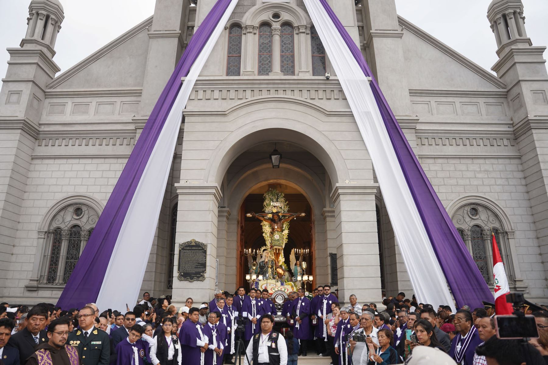 La imagen del Señor de Luren sale de su santuario en Ica para iniciar su primer recorrido procesional de octubre. La celebración congrega a cientos de fieles que llegan desde diferentes puntos de la región y otras partes del país para rendir homenaje al patrón religioso de los iqueños. Foto: ANDINA/Genry Bautista.