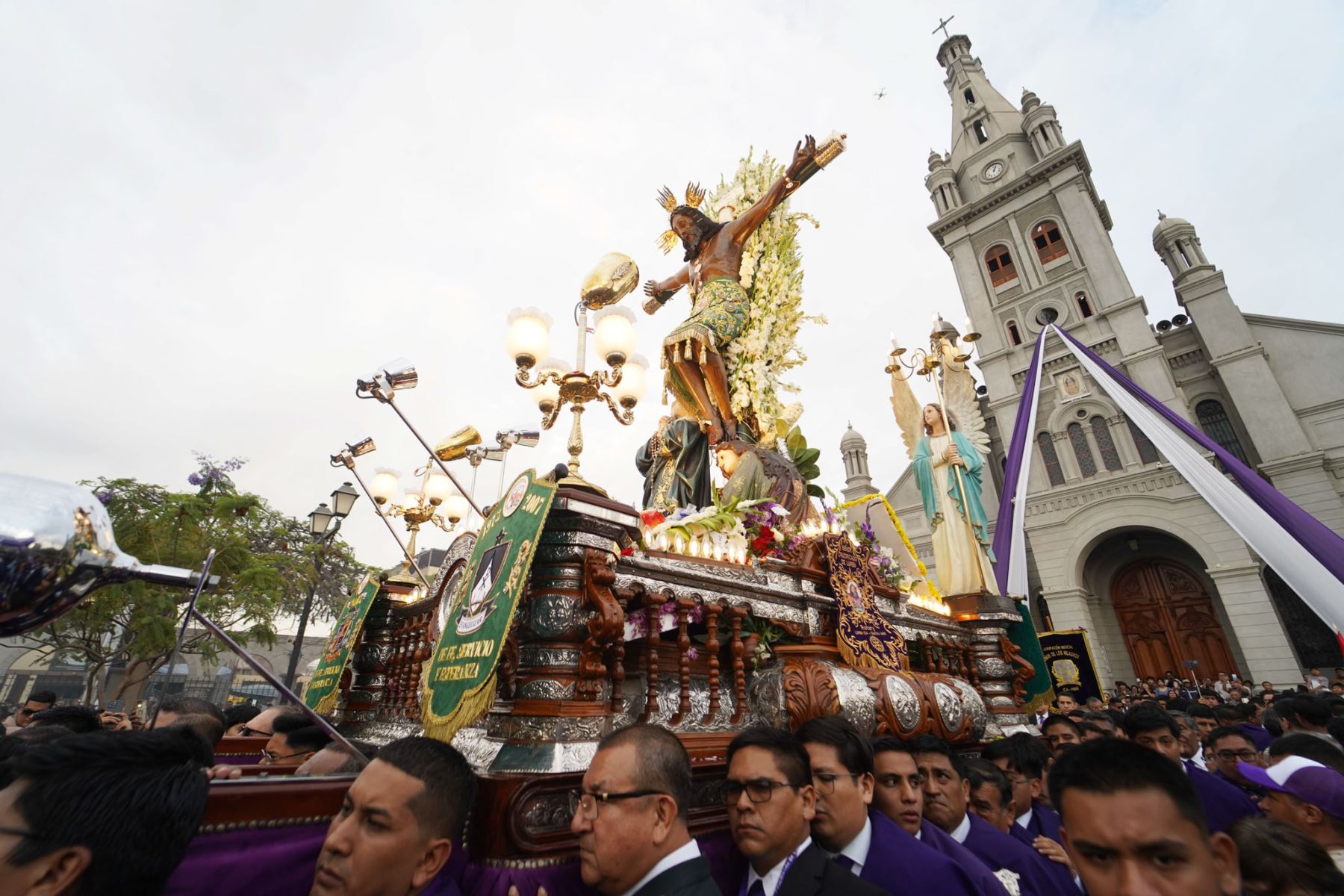 La venerada imagen del Señor de Luren, patrón religioso de Ica, recorre durante 19 horas las principales calles y avenidas de la ciudad en su primera procesión de octubre, acompañada por cientos de fieles y devotos. La sagrada efigie es llevada en hombros por cuadrillas de 52 personas y, por primera vez, llegará a la avenida Siete, en el distrito de Parcona. Durante el recorrido recibe homenajes y muestras de fe de los feligreses, quienes elaboran coloridas alfombras a su paso. Foto: ANDINA/Genry Bautista.