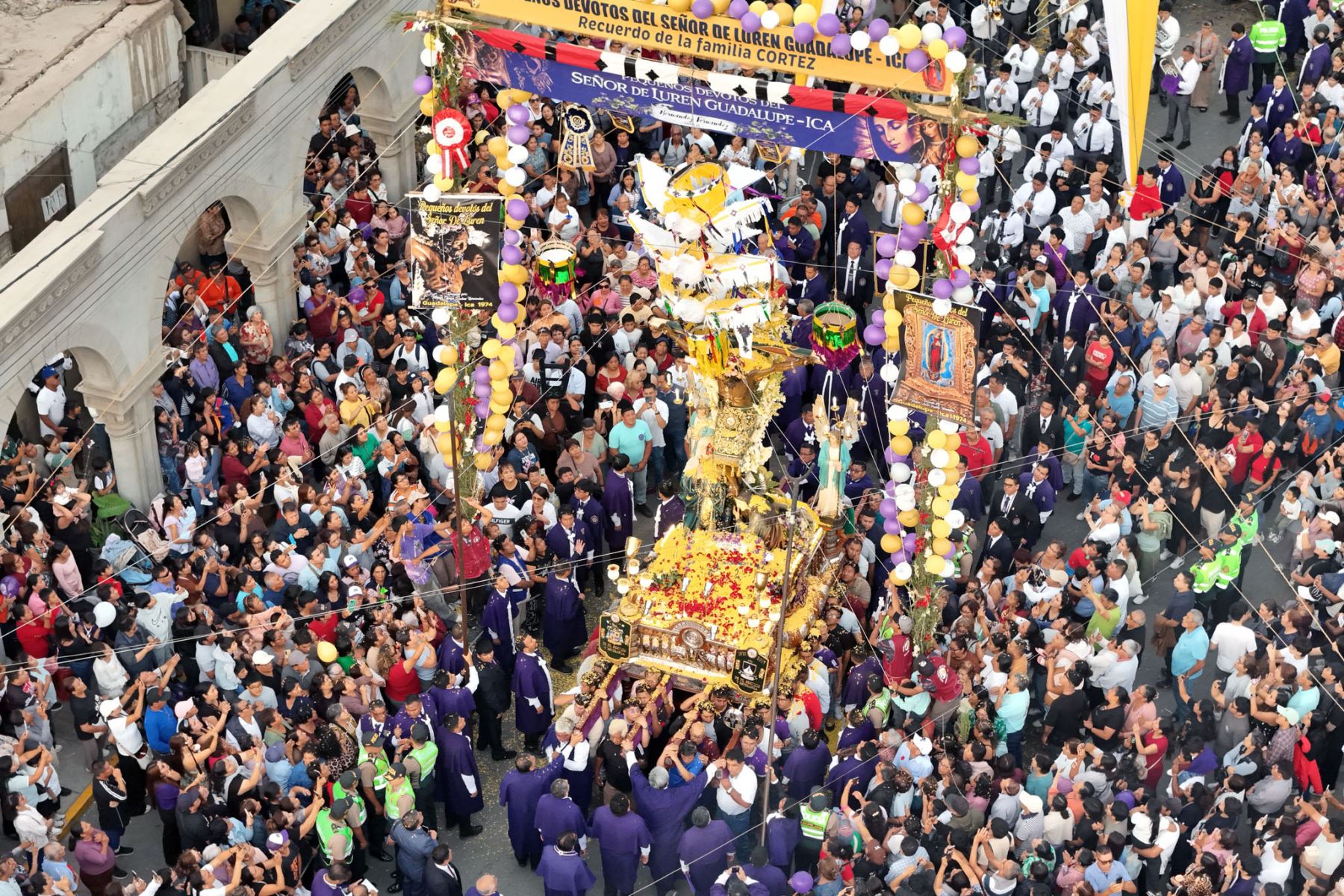 El anda del Señor de Luren avanza entre numerosos devotos que participan en su primera procesión de octubre. La imagen es trasladada en hombros por cuadrillas de cargadores, mientras los fieles se congregan a lo largo de las calles para rendirle homenaje. Foto: ANDINA/Genry Bautista.
