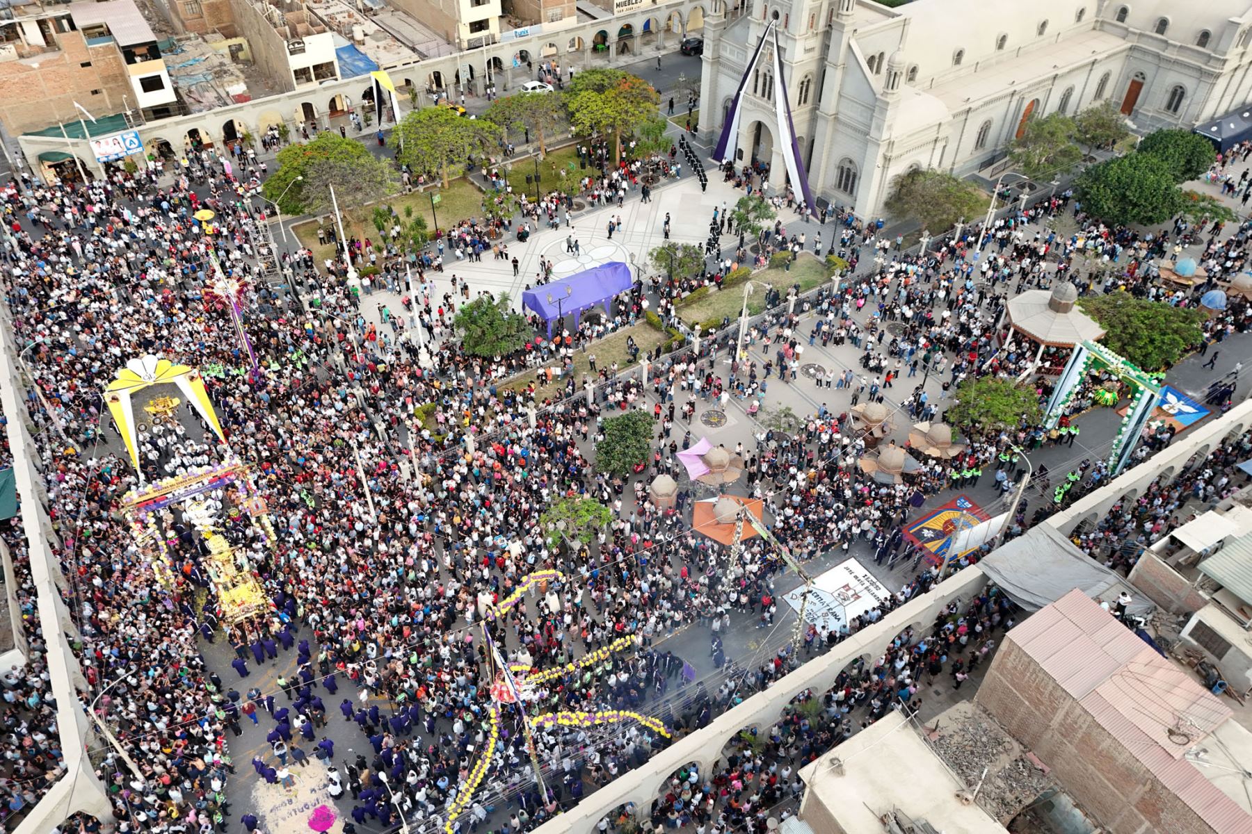 Una multitud de fieles se congrega en los alrededores del santuario del Señor de Luren para acompañar su primera procesión de octubre. La tradicional manifestación religiosa reúne a devotos que participan en las actividades organizadas en honor al patrón de Ica. Foto: ANDINA/Genry Bautista.