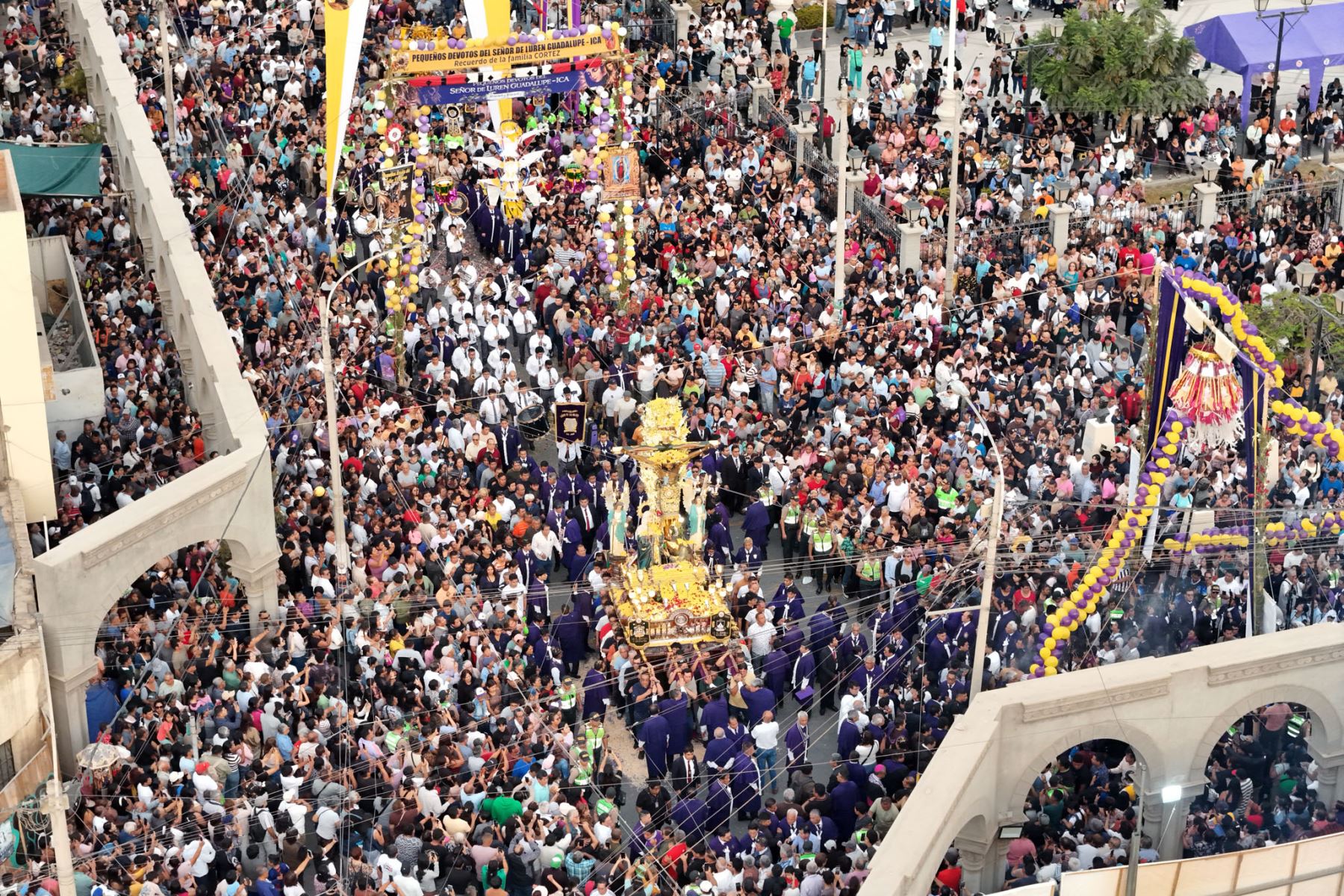 Cientos de devotos acompañan el desplazamiento del Señor de Luren por las calles de Ica. Durante su recorrido, la venerada imagen recibe homenajes de instituciones públicas, empresas y familias que participan en una de las principales celebraciones religiosas de la región. Foto: ANDINA/Genry Bautista.