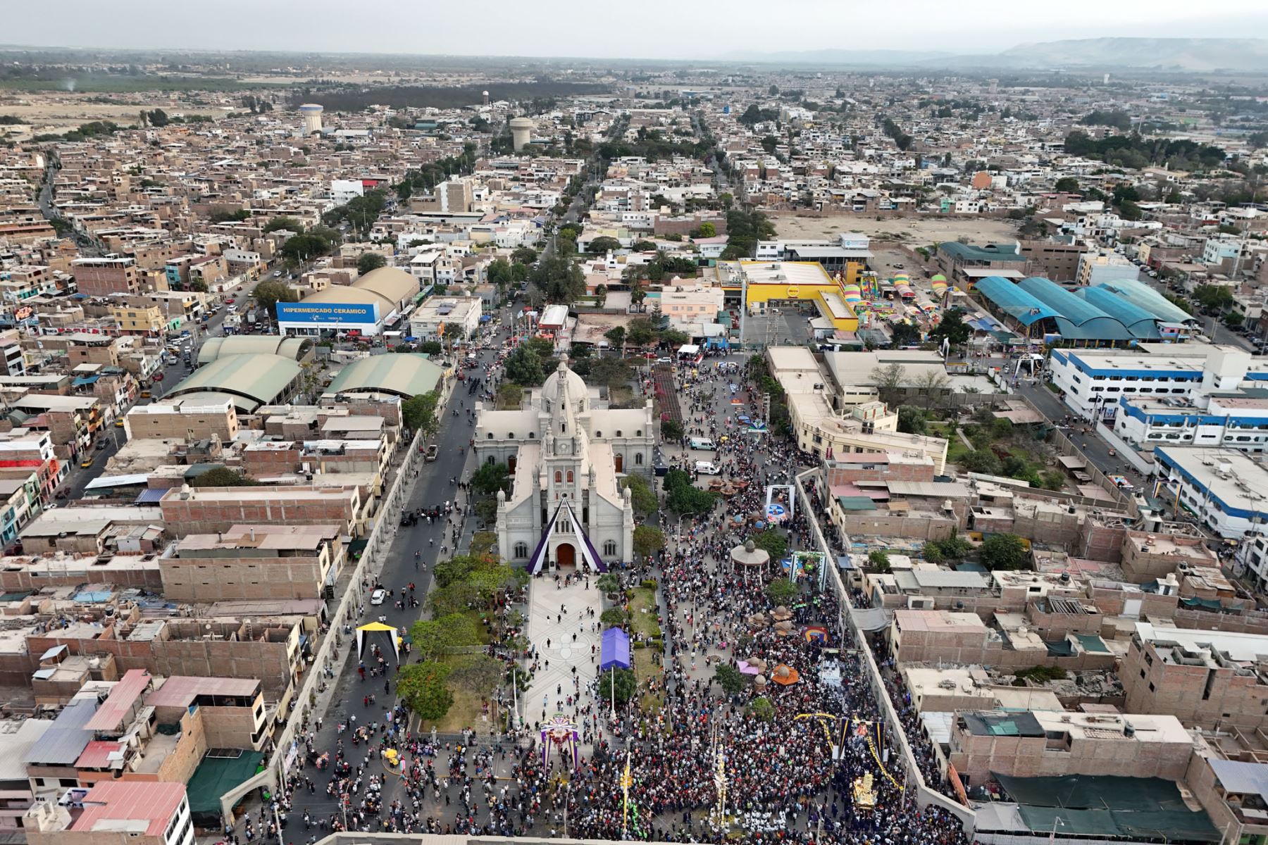 La procesión del Señor de Luren se extiende por diferentes sectores de Ica en un recorrido de 19 horas. Según lo programado, la venerada imagen retornará a su santuario al mediodía del martes 20, después de una misa presidida por el obispo de Ica en el exterior del templo. Foto: ANDINA/Genry Bautista.