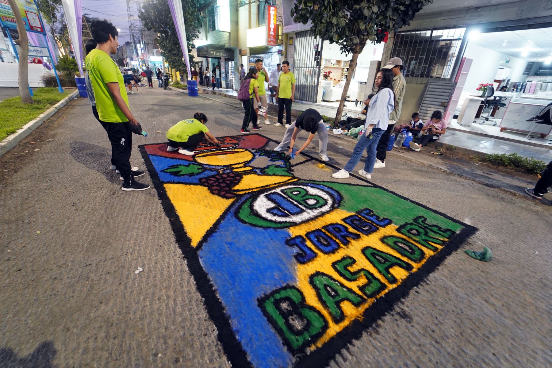Los devotos del Señor de Luren elaboran coloridas alfombras sobre el pavimento de las calles y avenidas por donde transitará la sagrada imagen. Estas expresiones forman parte de los homenajes que las familias e instituciones ofrecen durante la tradicional procesión en Ica. Foto: ANDINA/Genry Bautista.