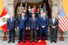 Foreign Minister Carlos Espá held a meeting today with Ryan Shrum, a senior official from the United States Office of Humanitarian and Disaster Response, and U.S. Ambassador Bernie Navarro, at Torre Tagle Palace in Lima. ANDINA/Difusión