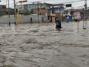 Piura soporta esta mañana una lluvia de moderada intensidad que generó inundación de varias viviendas y el aniego de calles de la ciudad, afectando a decenas de vehículos. ANDINA/Difusión