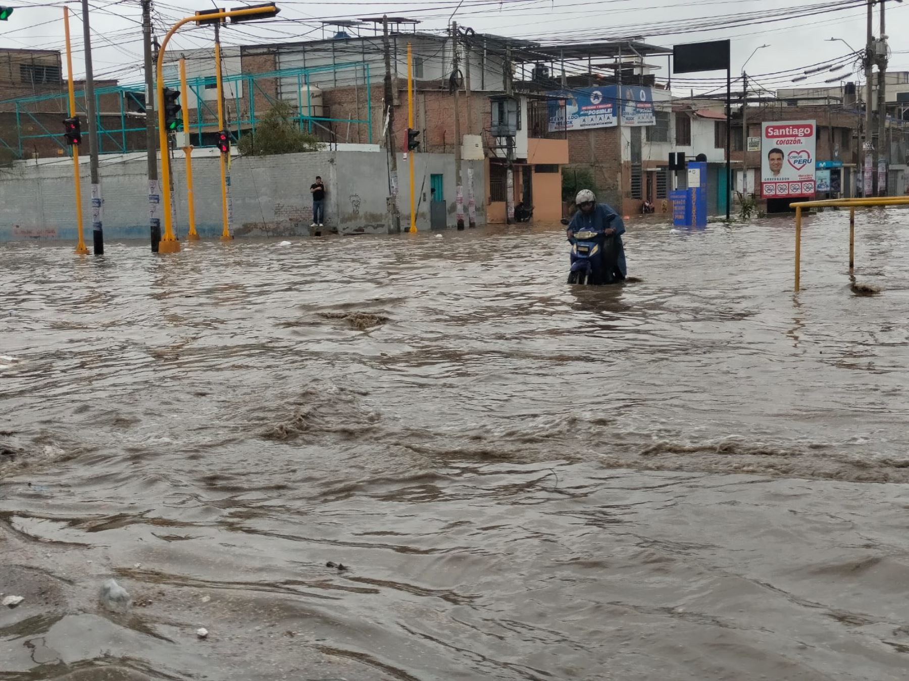 Lluvia de moderada intensidad en Piura inunda viviendas y deja varios vehículos atrapados