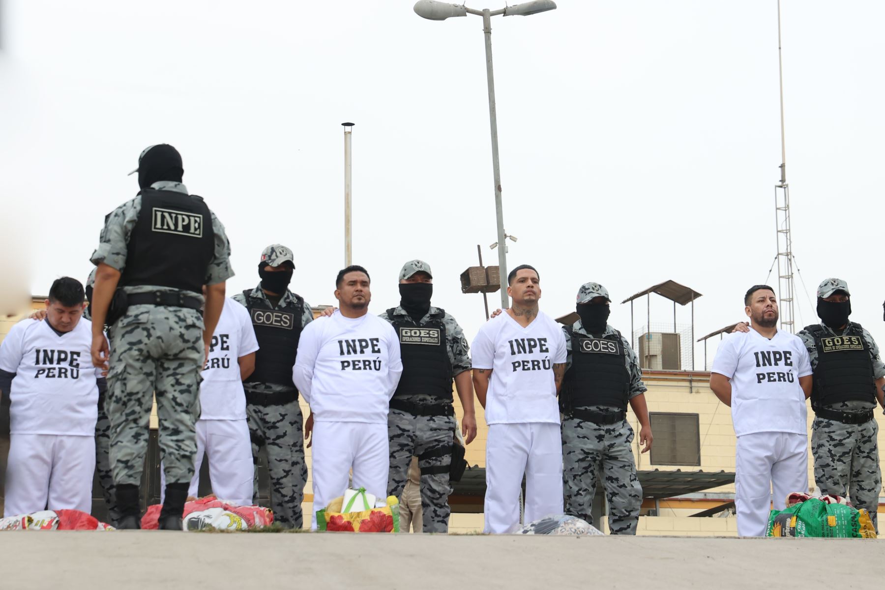 INPE realiza acciones de control y seguridad en el penal Ancón I en el marco de las intervenciones articuladas del Comando Unificado para combatir las actividades ilícitas en los establecimientos penitenciarios. En ese contexto se hizo el traslado a los siguientes reos:  Víctor Junior Galarza Benvenuto ‘Canco’, Jimmy Bazán Valderrama ‘Chato Bazán’, Yojairo Arancibia Seminario ‘JJ’, Adam Smith Lucano Cotrina ‘Jorobado’, Wilmer Agurto Serrano ‘Antony’, Carlos Herbozo Espinoza ‘Delean’,  Víctor Meza Escobar ‘Chileno’. Foto:ANDINA/Melina Mejía
