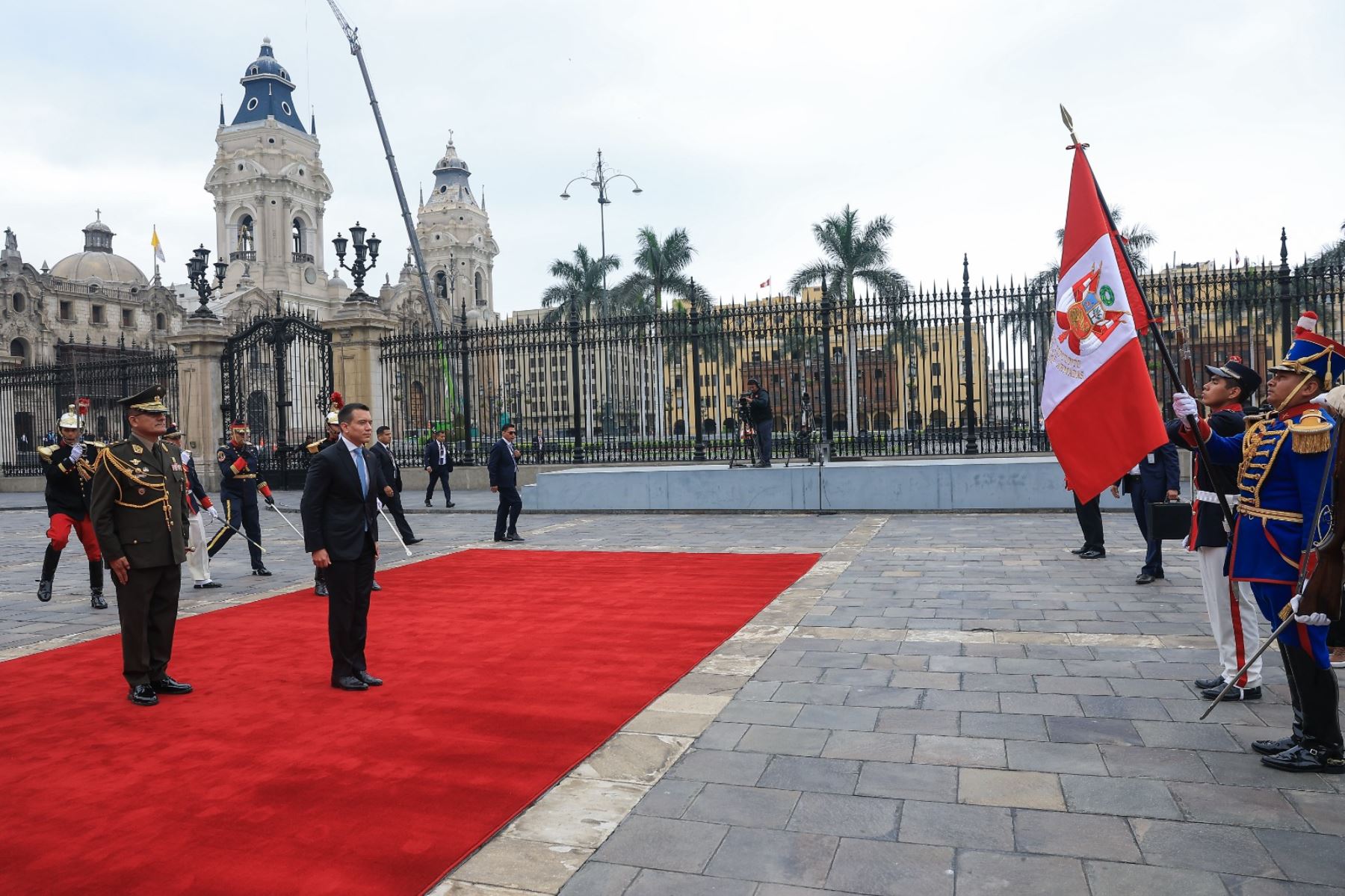 La presidenta de la república, Keiko Fujimori, recibe en Palacio de Gobierno, a su homólogo de Ecuador, Daniel Noboa, con motivo del Encuentro Presidencial y XVII Gabinete Binacional. Foto: ANDINA/Prensa Presidencia