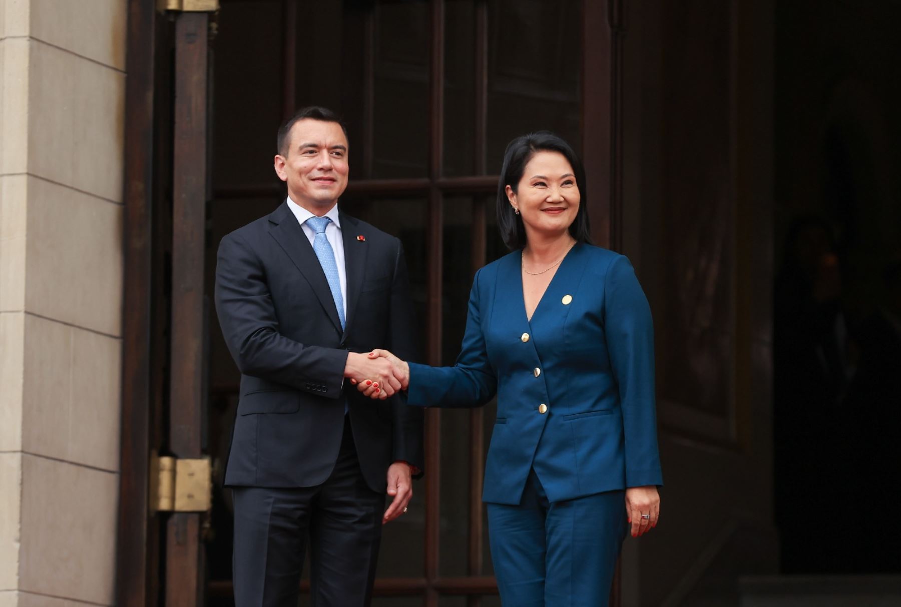 La presidenta de la república, Keiko Fujimori, recibe en Palacio de Gobierno, a su homólogo de Ecuador, Daniel Noboa, con motivo del Encuentro Presidencial y XVII Gabinete Binacional. Foto: ANDINA/Prensa Presidencia