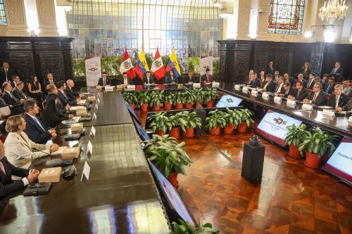 Presidenta de la república, Keiko Fujimori, participa en el Encuentro Presidencial y XVII Gabinete Binacional Perú–Ecuador