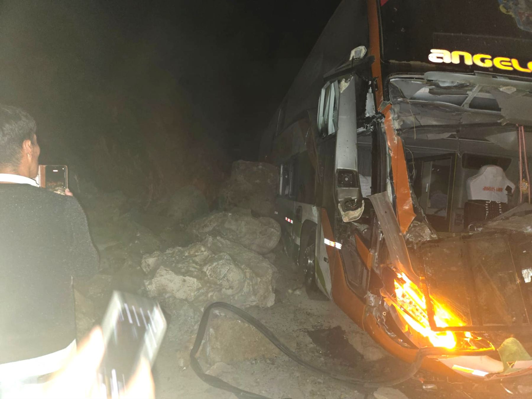 Arequipa: 5 pasajeros heridos deja un derrumbe de rocas que impactó en bus interprovincial