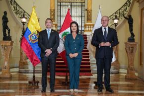 President Keiko Fujimori, flanked by the President of Ecuador, Daniel Noboa, and the Secretary General of the Andean Community, Gonzalo Gutiérrez. ANDINA / Presidential Press-Office.