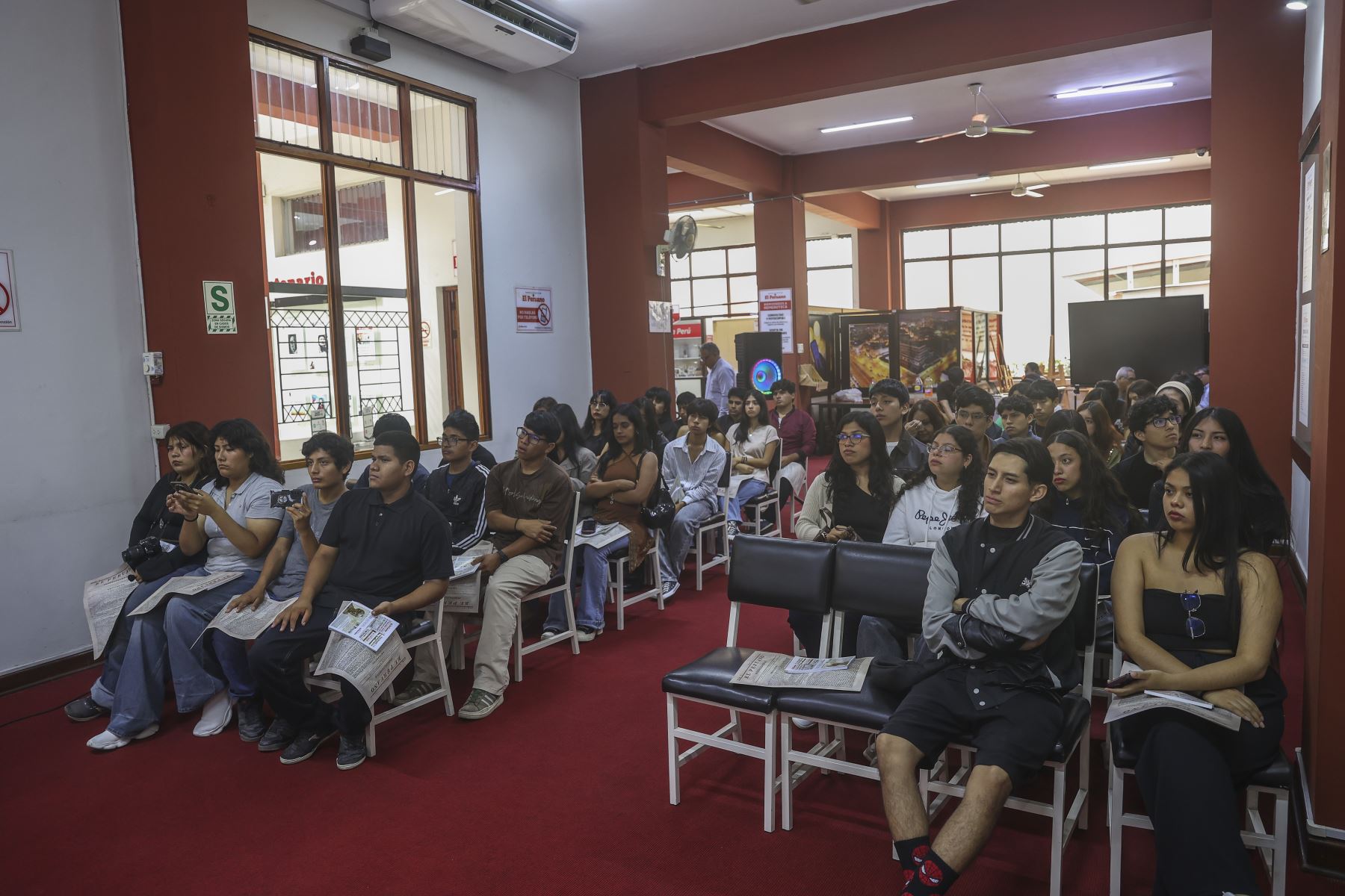 Estudiantes de la Universidad Nacional José Faustino Sánchez Carrión, de Huacho, y de la Universidad Ricardo Palma participaron en una nueva jornada del programa Vive Andina, iniciativa que permite a los futuros profesionales conocer de cerca el trabajo periodístico y los procesos de producción informativa de Editora Perú.

Foto: ANDINA/Andrés Valle