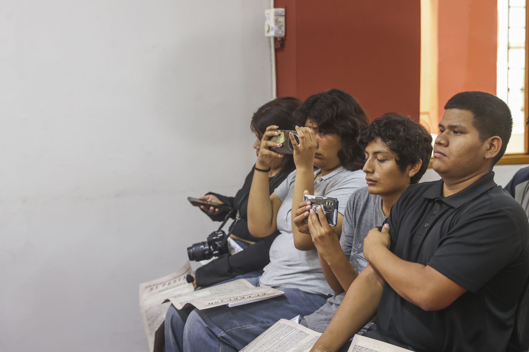 Estudiantes del III ciclo de la Escuela Profesional de Ciencias de la Comunicación de la Universidad Nacional José Faustino Sánchez Carrión, de Huacho, participaron en el programa Vive Andina, donde conocieron de cerca el trabajo de los periodistas de la Agencia Peruana de Noticias Andina. Durante su visita, recorrieron las instalaciones de Editora Perú, incluyendo la redacción, el museo y el archivo, para conocer los procesos de producción y difusión de noticias.
Foto: ANDINA/Andrés Valle