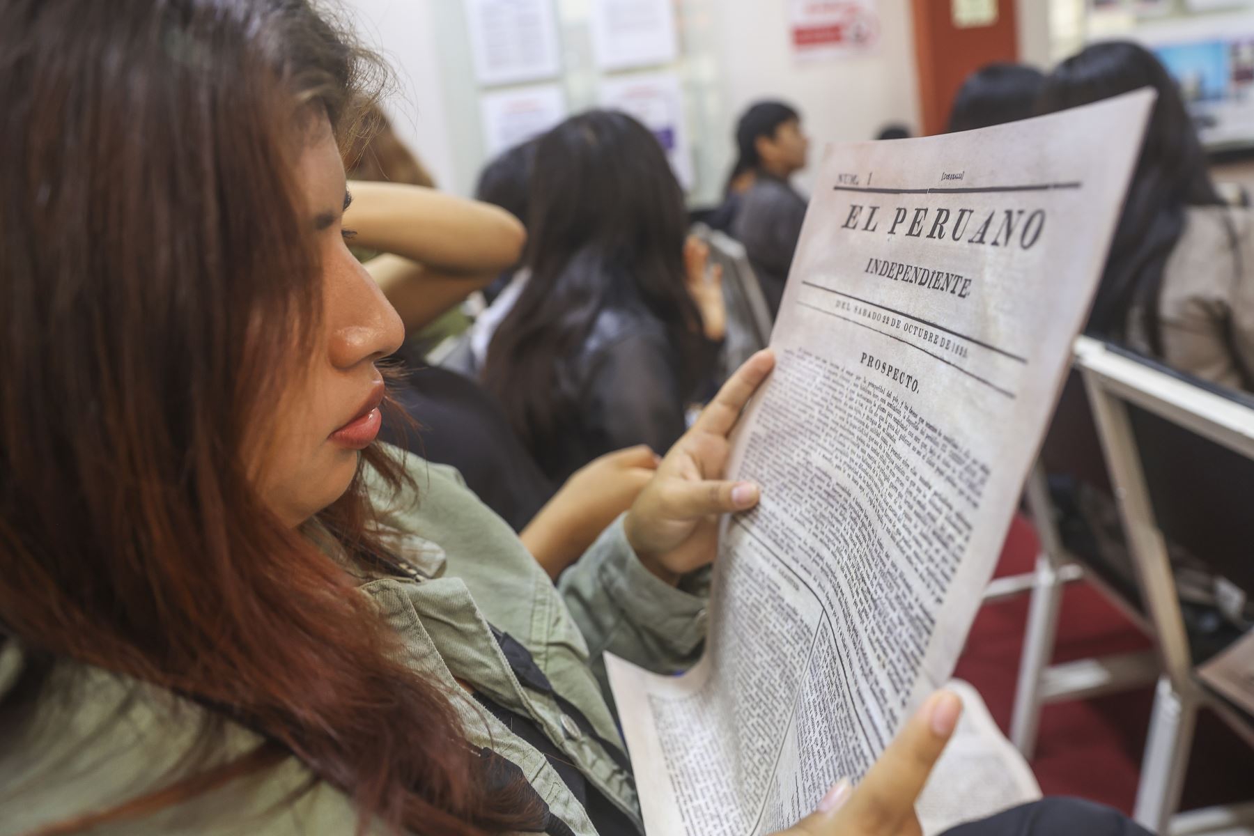 Estudiantes del III ciclo de la Escuela Profesional de Ciencias de la Comunicación de la Universidad Nacional José Faustino Sánchez Carrión, de Huacho, participaron en el programa Vive Andina, donde conocieron de cerca el trabajo de los periodistas de la Agencia Peruana de Noticias Andina. Durante su visita, recorrieron las instalaciones de Editora Perú, incluyendo la redacción, el museo y el archivo, para conocer los procesos de producción y difusión de noticias.
Foto: ANDINA/Andrés Valle