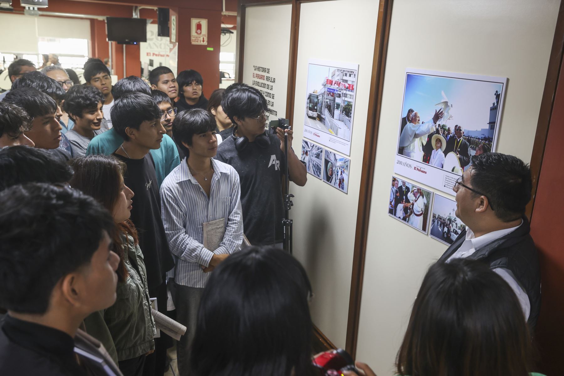 Estudiantes de la Universidad Nacional José Faustino Sánchez Carrión y de la Universidad Ricardo Palma recorrieron las instalaciones de Editora Perú, donde visitaron la sala de redacción, el museo y el archivo, conociendo de cerca el funcionamiento de la Agencia Andina y los procesos de elaboración y difusión de contenidos periodísticos.

Foto: ANDINA/Andrés Valle