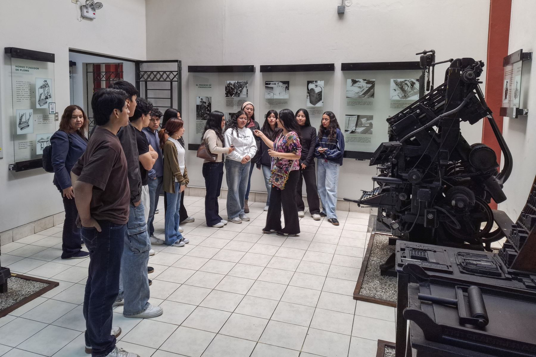 Estudiantes de la Universidad Nacional José Faustino Sánchez Carrión y de la Universidad Ricardo Palma recorrieron las instalaciones de Editora Perú, donde visitaron la sala de redacción, el museo y el archivo, conociendo de cerca el funcionamiento de la Agencia Andina y los procesos de elaboración y difusión de contenidos periodísticos.

Foto: ANDINA/Andrés Valle