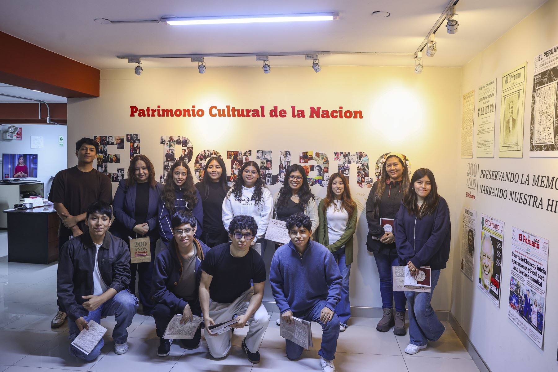 Estudiantes de la Universidad Nacional José Faustino Sánchez Carrión y de la Universidad Ricardo Palma recorrieron las instalaciones de Editora Perú, donde visitaron la sala de redacción, el museo y el archivo, conociendo de cerca el funcionamiento de la Agencia Andina y los procesos de elaboración y difusión de contenidos periodísticos.

Foto: ANDINA/Andrés Valle