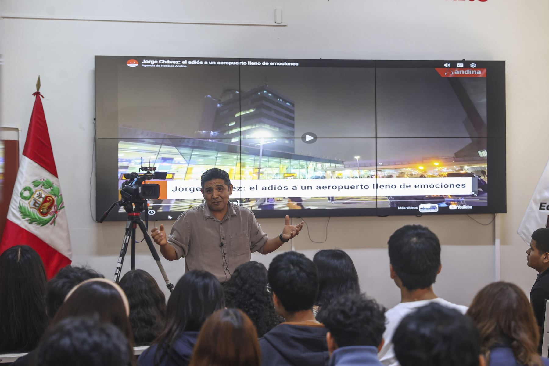 Estudiantes de la Escuela Profesional de Marketing de la Universidad Ricardo Palma, del curso de Opinión Pública, participaron en el programa Vive Andina, donde compartieron experiencias con periodistas de la Agencia Peruana de Noticias Andina y conocieron el trabajo informativo que desarrolla este medio. Como parte de la jornada, realizaron un recorrido por las instalaciones de Editora Perú, visitando la redacción, el museo y el archivo.
Foto: ANDINA/Andrés Valle