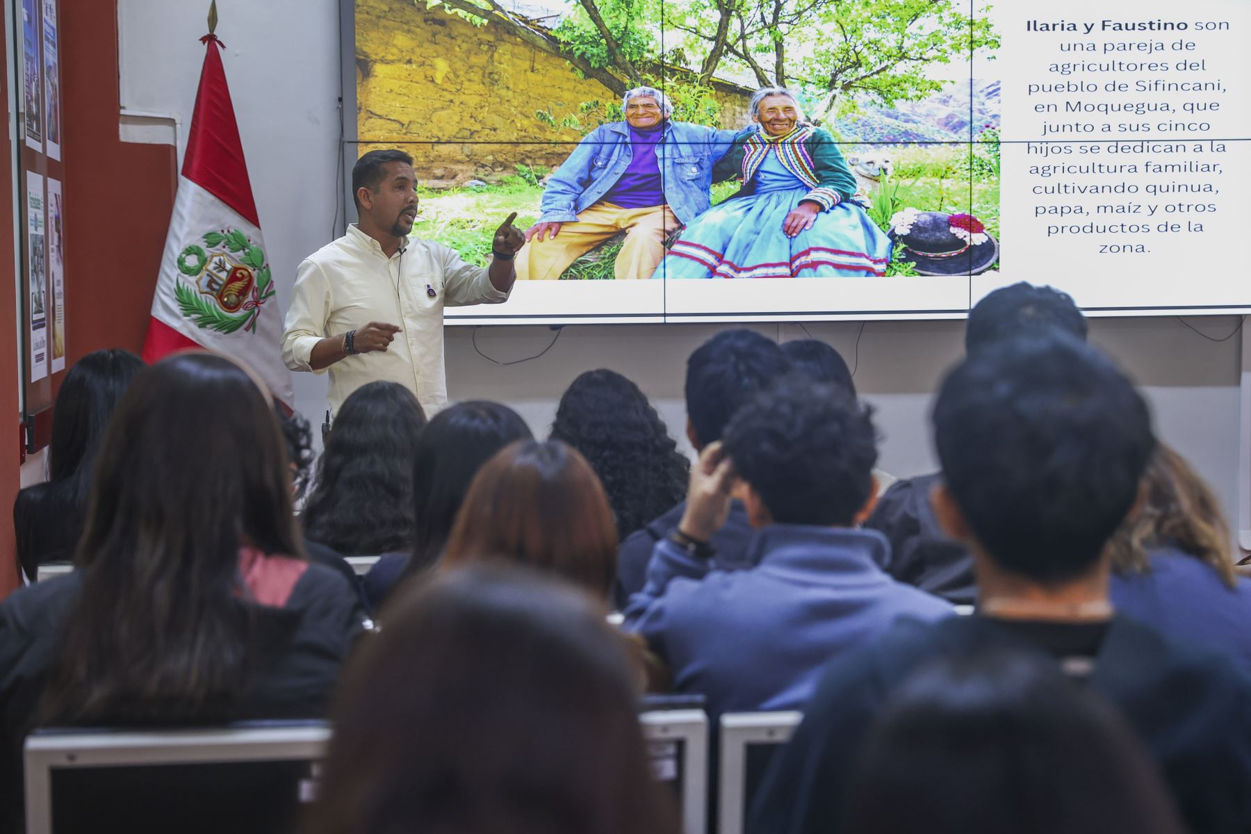 Periodistas de la Agencia Peruana de Noticias Andina compartieron sus experiencias profesionales con estudiantes de la Universidad Nacional José Faustino Sánchez Carrión y la Universidad Ricardo Palma, durante una nueva jornada del programa Vive Andina. Los expositores abordaron temas relacionados con el ejercicio periodístico, la producción de noticias, el fotoperiodismo y los desafíos de la comunicación en la actualidad.

Foto: ANDINA/Andrés Valle