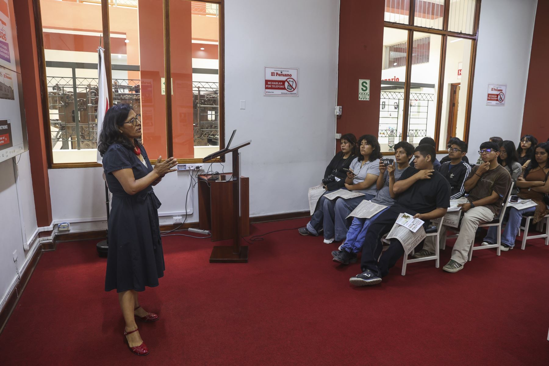 Periodistas de la Agencia Peruana de Noticias Andina compartieron sus experiencias profesionales con estudiantes de la Universidad Nacional José Faustino Sánchez Carrión y la Universidad Ricardo Palma, durante una nueva jornada del programa Vive Andina. Los expositores abordaron temas relacionados con el ejercicio periodístico, la producción de noticias, el fotoperiodismo y los desafíos de la comunicación en la actualidad.

Foto: ANDINA/Andrés Valle