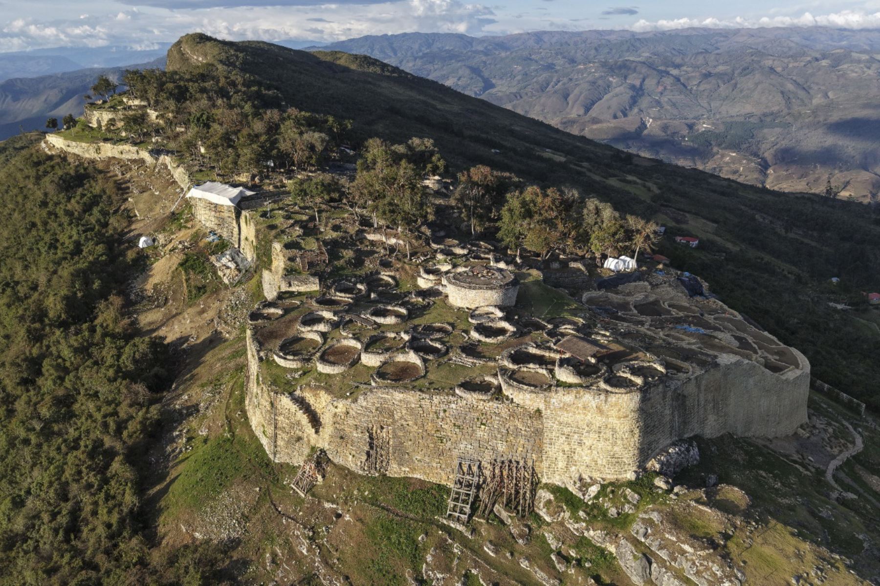 En el apartado dedicado a Kuélap, National Geographic resalta al monumento como uno de los grandes destinos arqueológicos de Sudamérica y resalta los avances en su conservación, así como las mejoras previstas para la experiencia de los visitantes durante 2027. 
Foto: ANDINA/Difusión