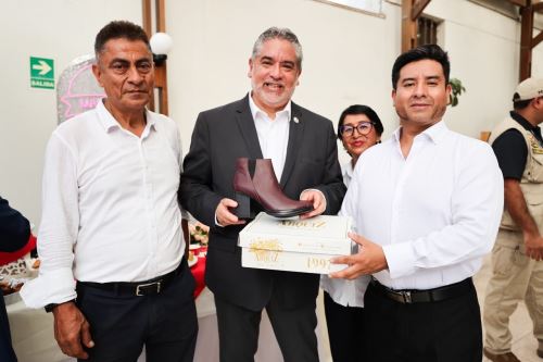 El ministro de la Producción, Juan Carlos Requejo, recorrió la ferio ExpoEmpresa en Villa El Salvador. Foto: Produce/Difusión