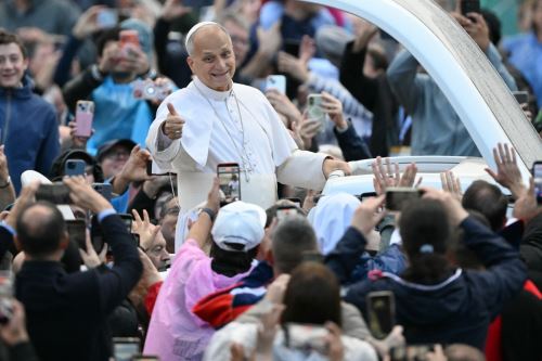 El papa retoma las audiencias y se vuelve a subir al papamóvil tras su operación