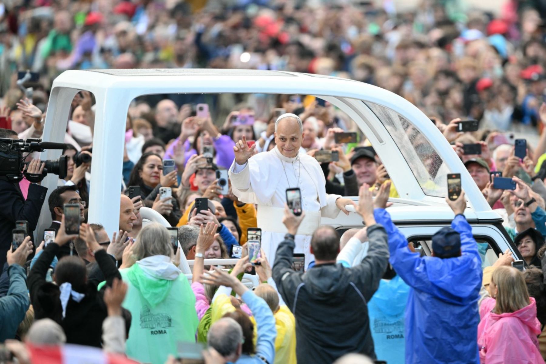 El papa León XIV retomó este miércoles las reuniones y se subió al papamóvil para recorrer la plaza de San Pedro entre los fieles en ocasión de la audiencia general, después de haber sido operado el pasado 13 de octubre. Foto: AFP