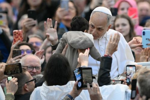 El papa León XIV retoma las audiencias y se vuelve a subir al papamóvil tras su operación